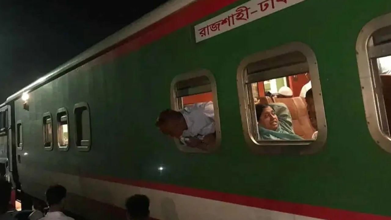 রাজশাহীতে চলন্ত ট্রেন থেকে পড়ে পলিটেকনিক শিক্ষার্থী আহত